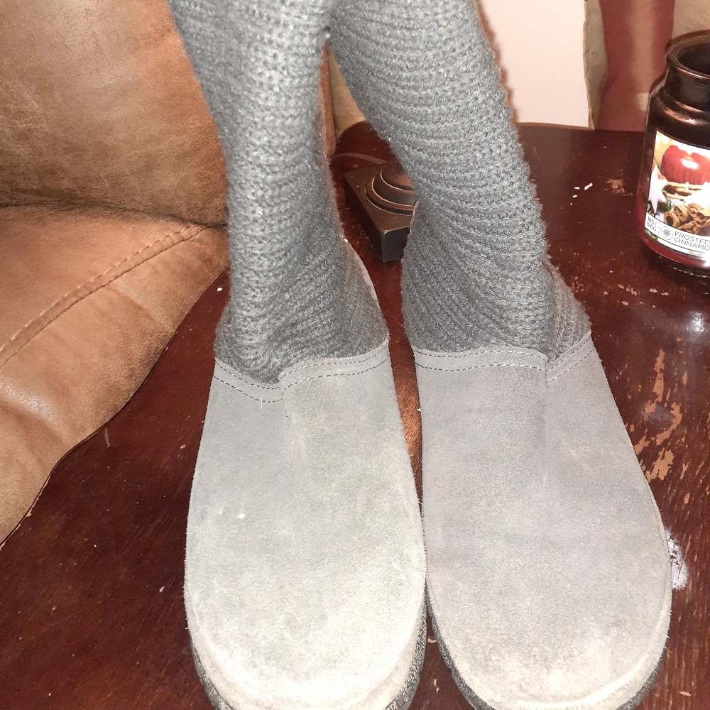 Grey sweater boits